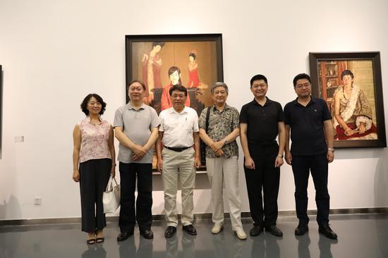 左起:艺术家芃芃,北京文化局局长陈冬,参展艺术家杨飞云,艺术家张祖英,朝阳区委常委、宣传部长刘军胜,势象空间创始人李大钧