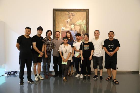 现场观众和参展艺术家朱春林合影