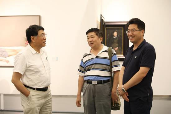左起:参展艺术家杨飞云、艺术家郭援朝、李大钧