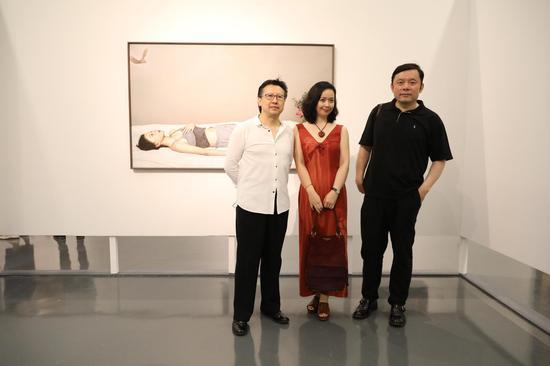 左:参展艺术家李贵君、大提琴演奏家李泽、参展艺术家常磊