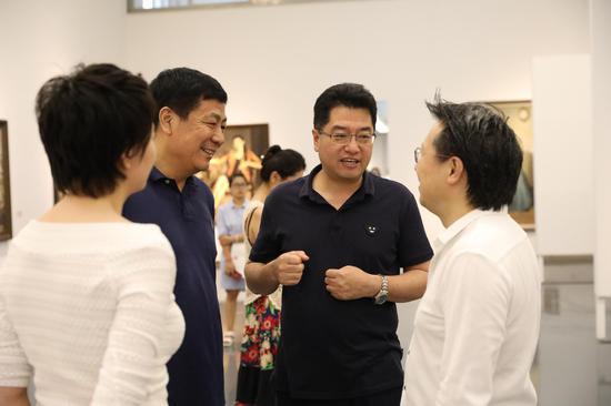 左起:华电集团董事长助理丁焕德、李大钧、参展艺术家李贵君
