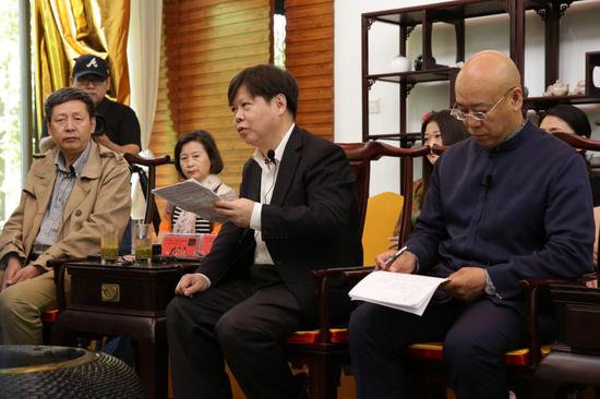 图注:黄春和(中)、黄夏年(左一)两位专家分别作了精彩发言
