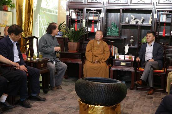 图注:中国工艺美术馆副馆长王辉在会上认真聆听仵应汶大师介绍创作心得