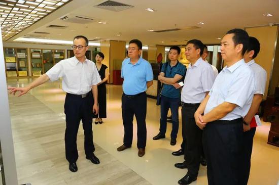 南方文交所副总经理陈仲儒向考察团介绍南方文交所