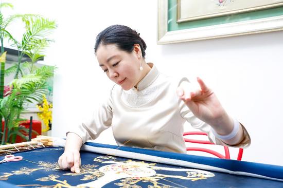 满绣第五代传承人刘思彤在活动现场