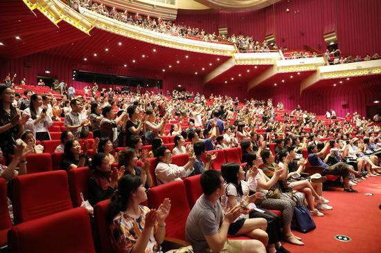 演出结束后,观众们迟迟不愿离场