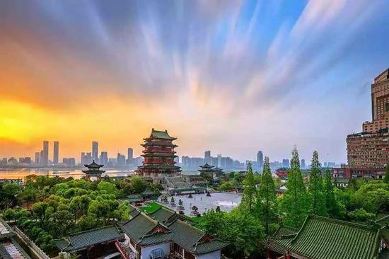 江西的历史地标滕王阁,屡毁屡建,太平天国战争时期就毁过一次