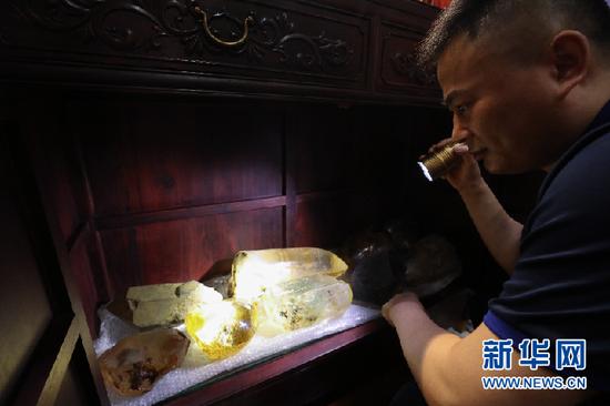 在店铺深处的柜子里,张怀森展示了自己的收藏——最朴素最天然的水晶原石。