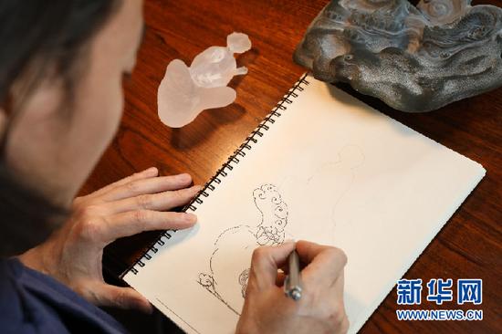 创作水晶的第一步,是在图纸上画出整体造型。