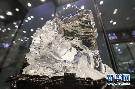 张怀森作品《江山多娇》:剔透的水晶呈现祖国山川巍峨的风貌,雄壮的长城盘绕在山川脚下演绎着壮怀广阔的赞歌。