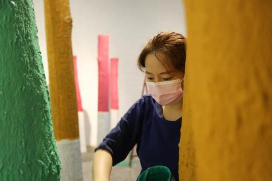 《视平线》装置(布展中),玻璃钢,尺寸可变,2018