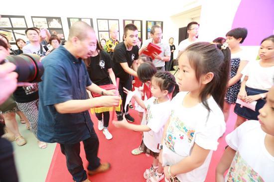 中国美协少儿艺委会主任、首都师范大学教授尹少淳为孩子颁发证书