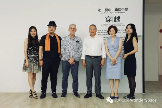 陆咏青 策展人(右二) 刘元春 上海社会科学院佛教研究中心秘书长(右三) 让-夏尔·毕儒 法国艺术家(右四) 郑靖 中国美术学院副教授(右五)