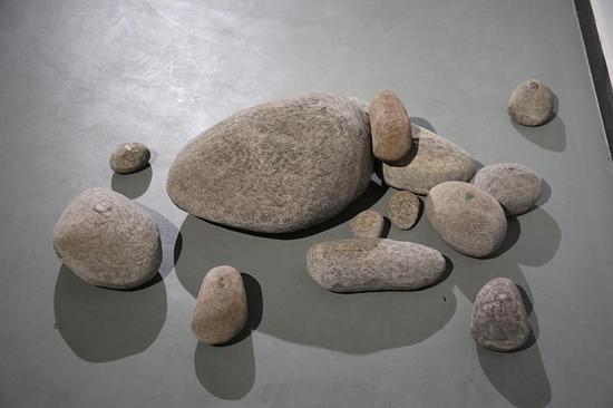 李洪波 Li Hongbo 石头 报纸 胶 丙烯尺寸可变