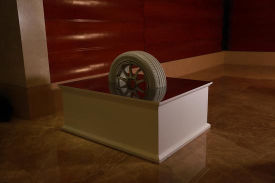 计洲《物7》130×100×50cm 轮胎、不锈钢、铁 2013年