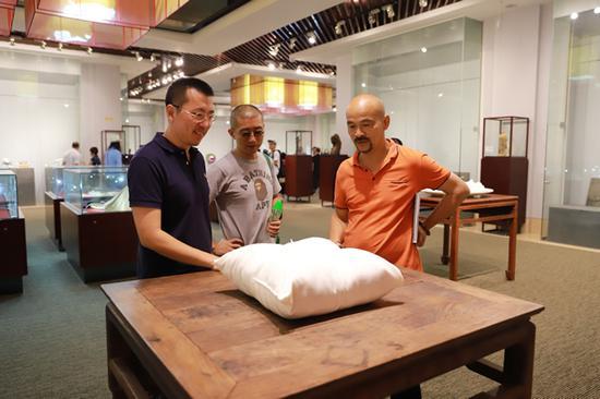 艺术家们在旗峰山艺术博物馆展览现场交流(图中为卢征远作品《过去的即将到来》白色天然大理石 45x45x20cm 2015)