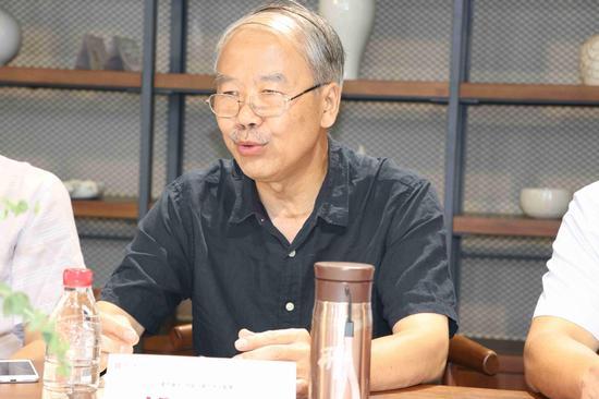邢台市美协主席、邢窑文化研究学者、本次研讨会学术主持姚卫国