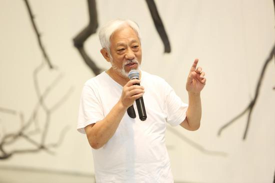 著名的评论家、策展人,也是此次孟柏伸个展的策展人 栗宪庭先生