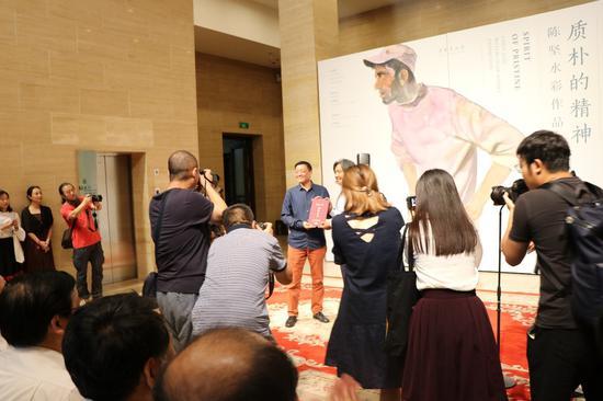 全国政协常委、中国美术馆馆长、中国美协副主席吴为山为艺术家陈坚颁发捐赠证书