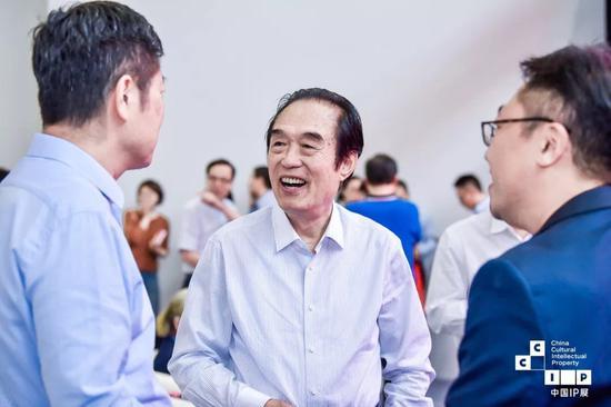 历史学家、北京满学会会长、中国紫禁城学会副会长 阎崇年 (中)