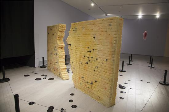靳山作品《凿壁偷光》,雕塑,365x23x195cm,2015