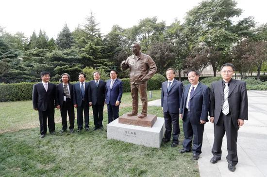 领导嘉宾在南仁东塑像前合影留念