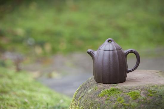 艺术家袁国强作品 菱花秦权壶 泥料:拼紫调砂 年代:2018 容量:420cc