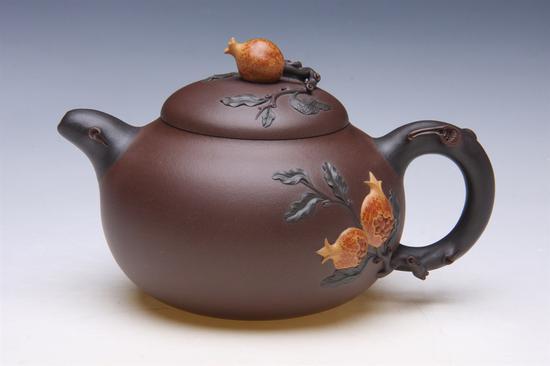 艺术家蒋艺华作品 富贵石榴壶 泥料:紫泥 年代:2016 容量:345CC