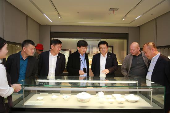 参观景德镇中国陶瓷博物馆以及陶溪川创意广场,走访景德镇国大师以及青年艺术家工作室