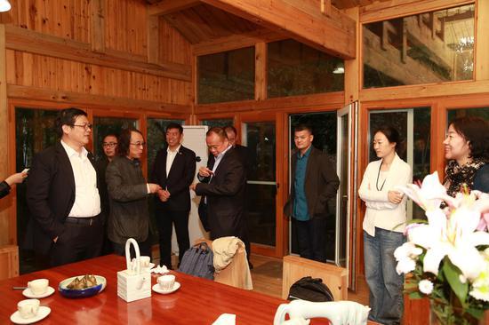 参观景德镇中国陶瓷博物馆以及陶溪川创意广场,走访景德镇国大师以及青年艺术家工作室