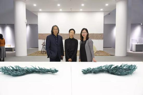 策展人马琳、学术主持王南溟与艺术家薛吕在展览现场