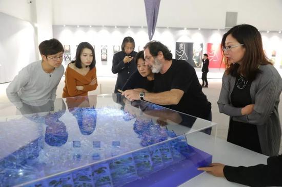 艺术家阿萨杜尔·马克洛夫在展览现场讲解作品