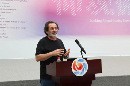 保加利亚艺术家、中国美术学院阿萨杜尔·马克洛夫教授在做主题演讲