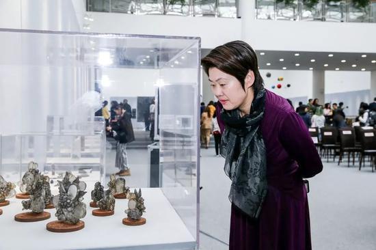 宝山区人民政府副区长陈筱洁在展览现场观看艺术家作品