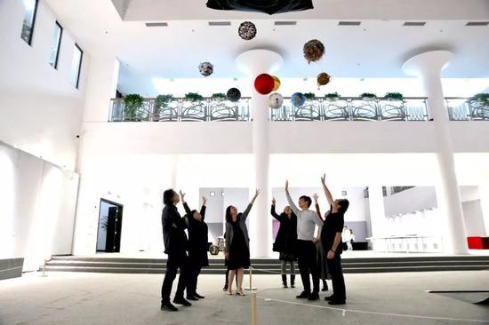 展览嘉宾、策展人与艺术家在作品前互动