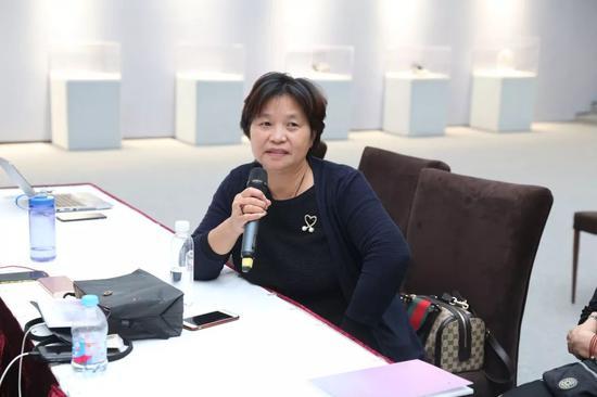 论坛现场:艺术家卢福英发言