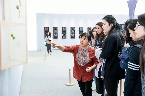 艺术家梁雪芳在展览现场讲解作品