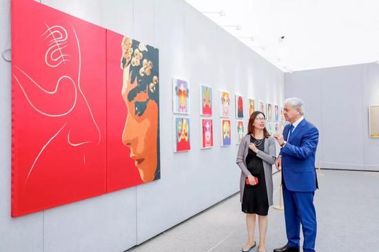 上海合作组织秘书长阿利莫夫与策展人马琳在展览现场
