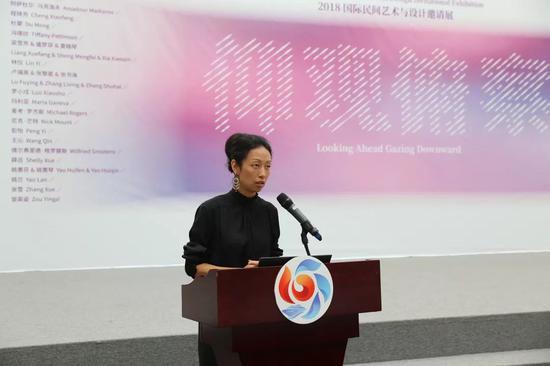 上海视觉艺术学院薛吕副教授在做主题演讲