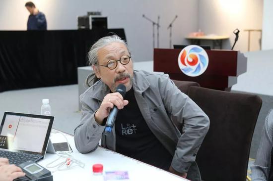 论坛现场:艺术家翁纪军发言