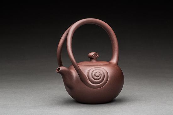 艺术家曹竞方作品三阳开泰壶 泥料:紫泥 年代:2015 容量:350 CC
