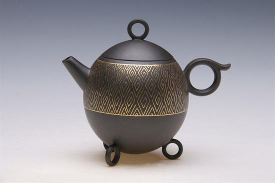 艺术家沈严峰作品 吉金壶 泥料:黑料(嵌金丝) 年代:2009 容量:180 CC
