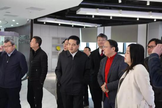 田立文院长参观联合利国艺术展厅