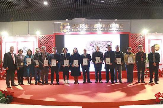 币章专委会主任委员张汉桥、中国金币总公司董事李竞雄、副总经理张向军为参加第35届国际币章艺术展的13名创作者颁发荣誉证书