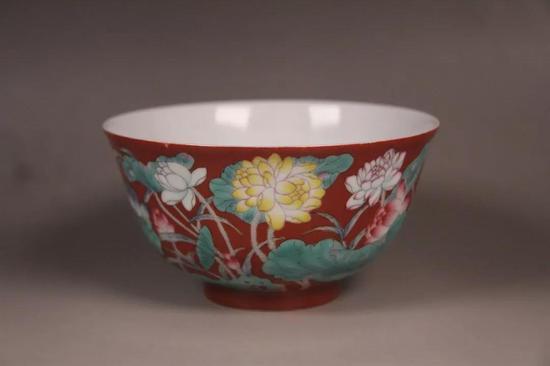 清康熙鲜红地珐瑯彩并蒂莲花纹碗 尺寸(cm)高:6 口径:11 足径:4.8