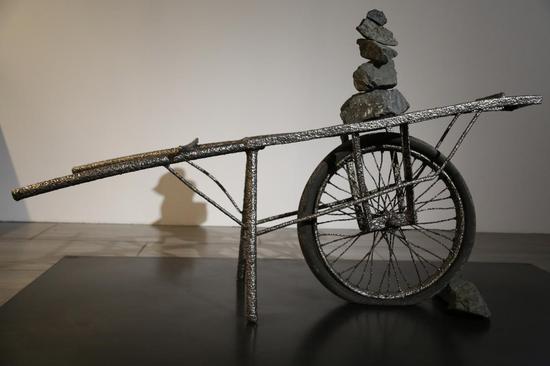 《合理结构》 旧手推车 磁铁矿石 不锈钢电焊条 183 x 65 x 80.5 cm 2016