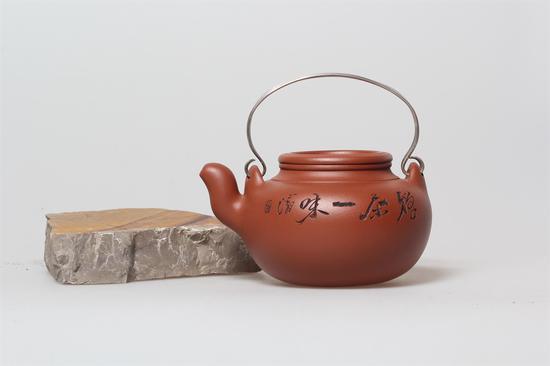 艺术家朱永良 蛋包壶 泥料:朱泥 年代:2013 容量:330 CC