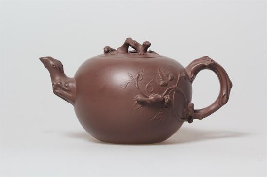 艺术家朱永良 松鼠葡萄壶 泥料:紫泥 年代:1996 容量:750 CC