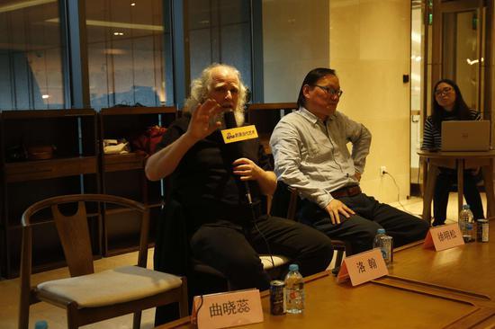 研讨会现场:法国界外艺术协会的主创人洛翰发言