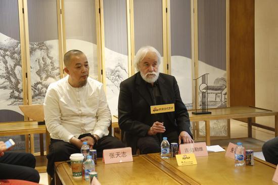 研讨会现场:法国界外艺术协会主席吉·达勒维(右一)发言
